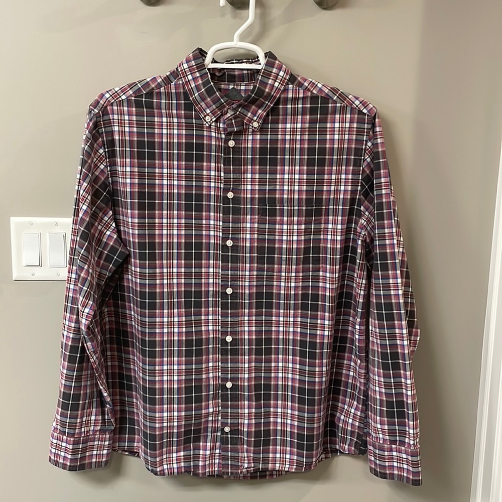 MEN’S RED AND BLACK MERONA COLLAR BUTTON DOWN SHORT XL